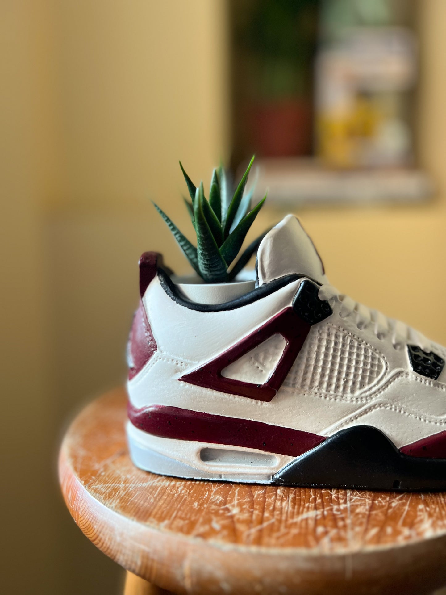 Vaso J4 white inspired red cement